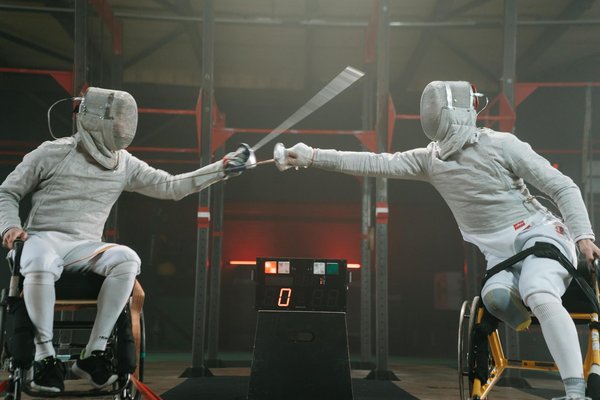 Come posso allenare le spalle senza sovraccaricarle?